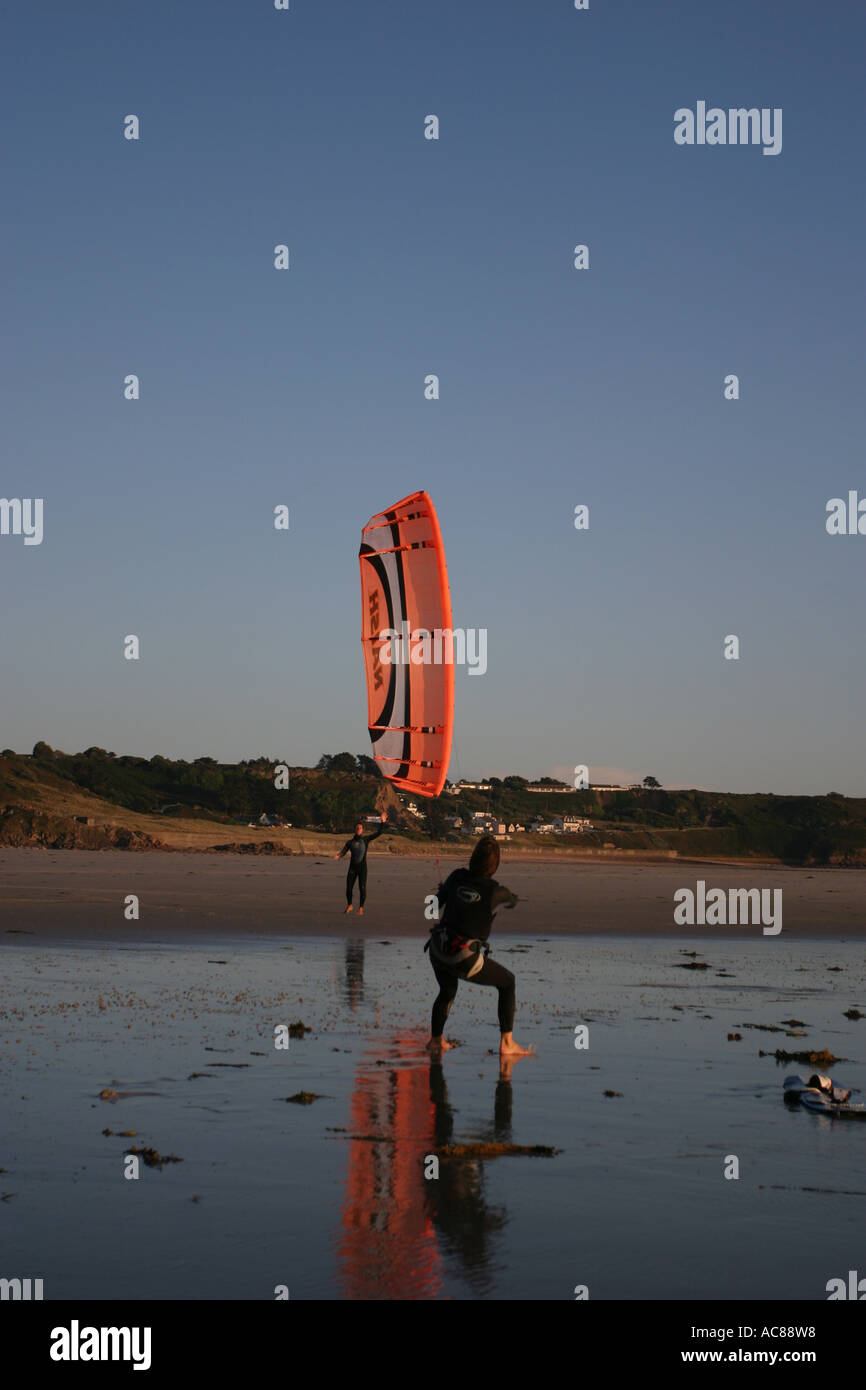 Jersey, Kanalinseln UK auf fünf Meile Strand von St-Ouen La Rocco Tower und Kite-Surfen gelehrt, wie man den Kite zu steuern Stockfoto