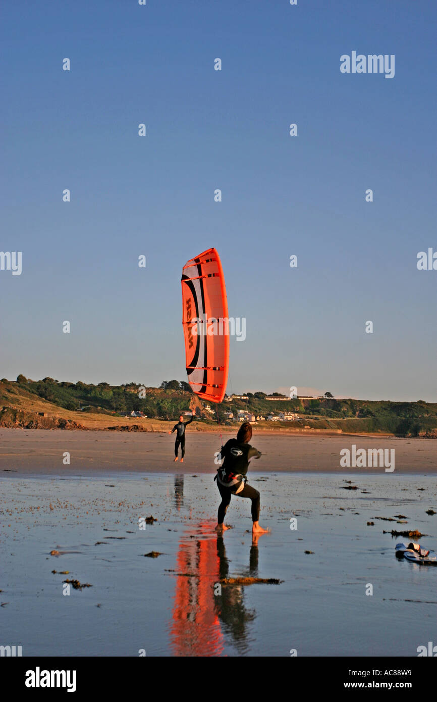 Jersey, Kanalinseln UK auf fünf Meile Strand von St-Ouen La Rocco Tower und Kite-Surfen gelehrt, wie man den Kite zu steuern Stockfoto