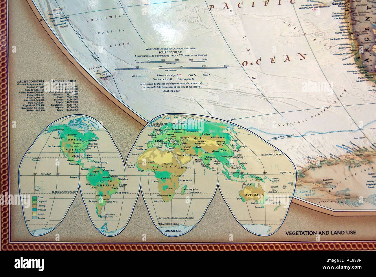 Ein Blick auf eine Ecke von eine feine, detaillierte und farbenfrohe Welt Karte zeigt weltweit Vegetation und Landnutzung. Stockfoto