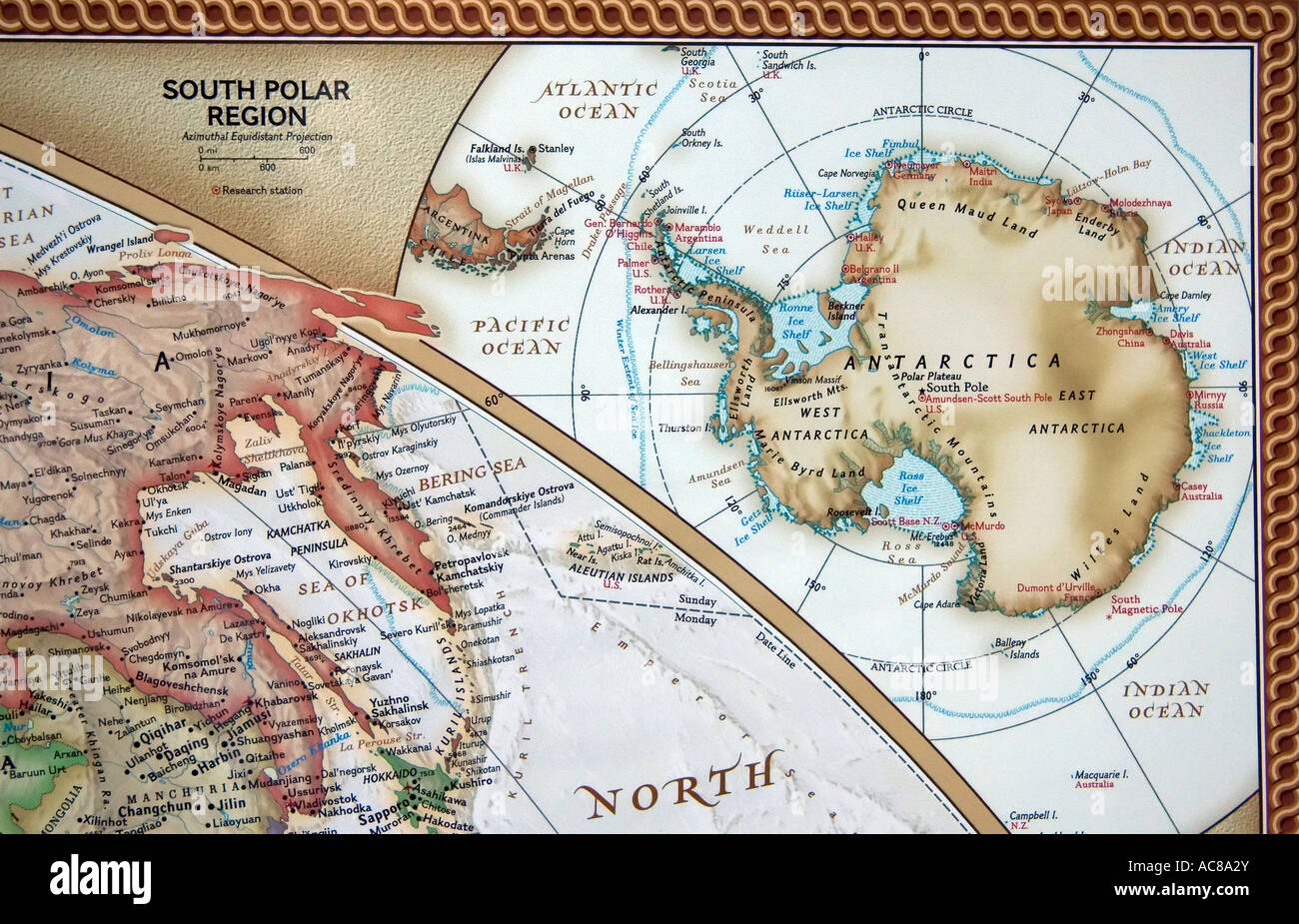 Ein Blick auf den Südpol Region der Erde auf eine feine, detaillierte und bunten Weltkarte. Stockfoto