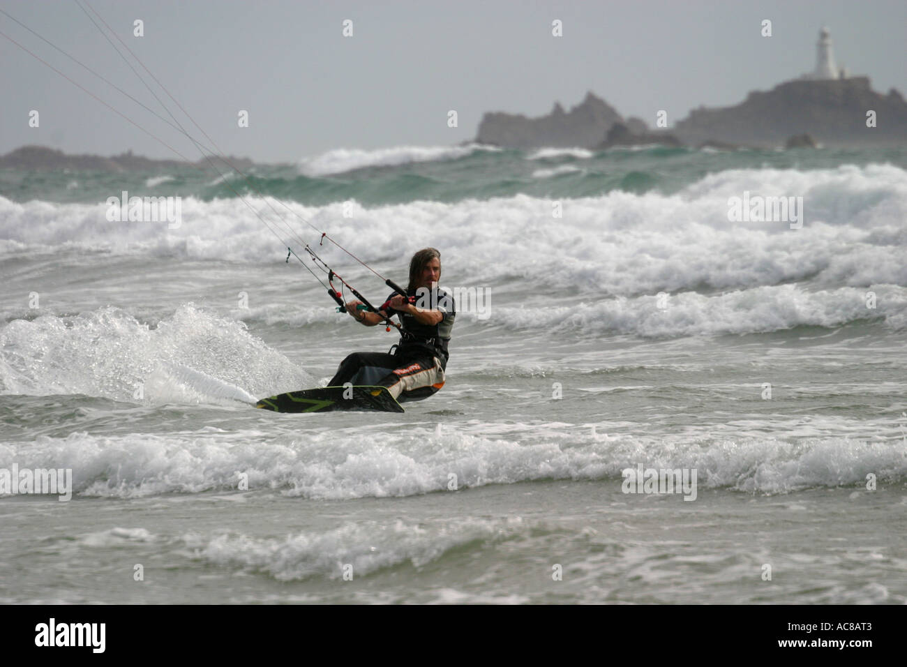 Markieren Sie Chatel, geboren und aufgewachsen in Jersey - Kitesurfen - Kitesurf St Ouen fünf Meile Strand Jersey Stockfoto
