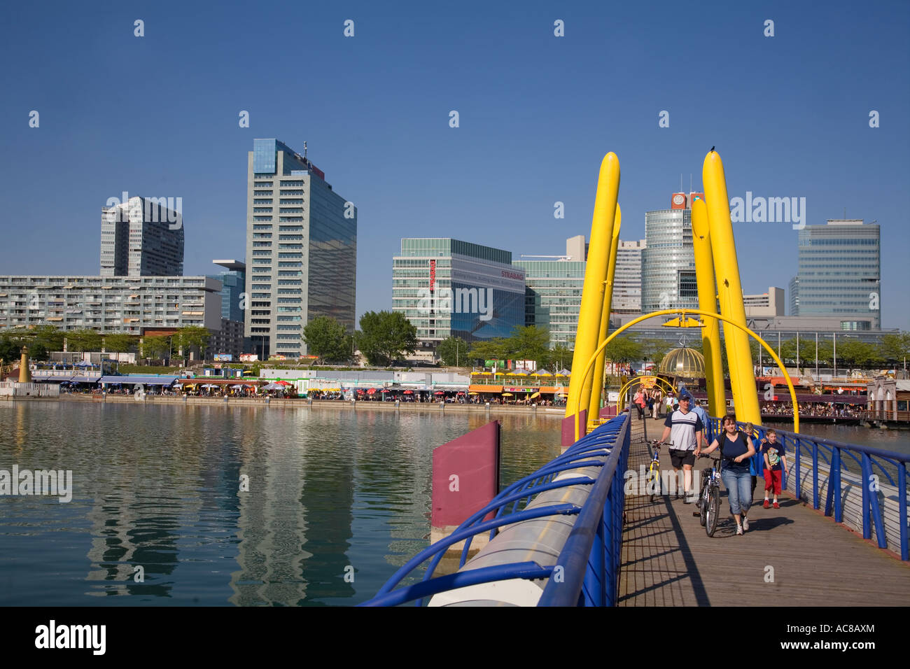 Wien Donau Insel Fußgängerbrücke Donauinsel Hintergrund UNO City Stockfoto