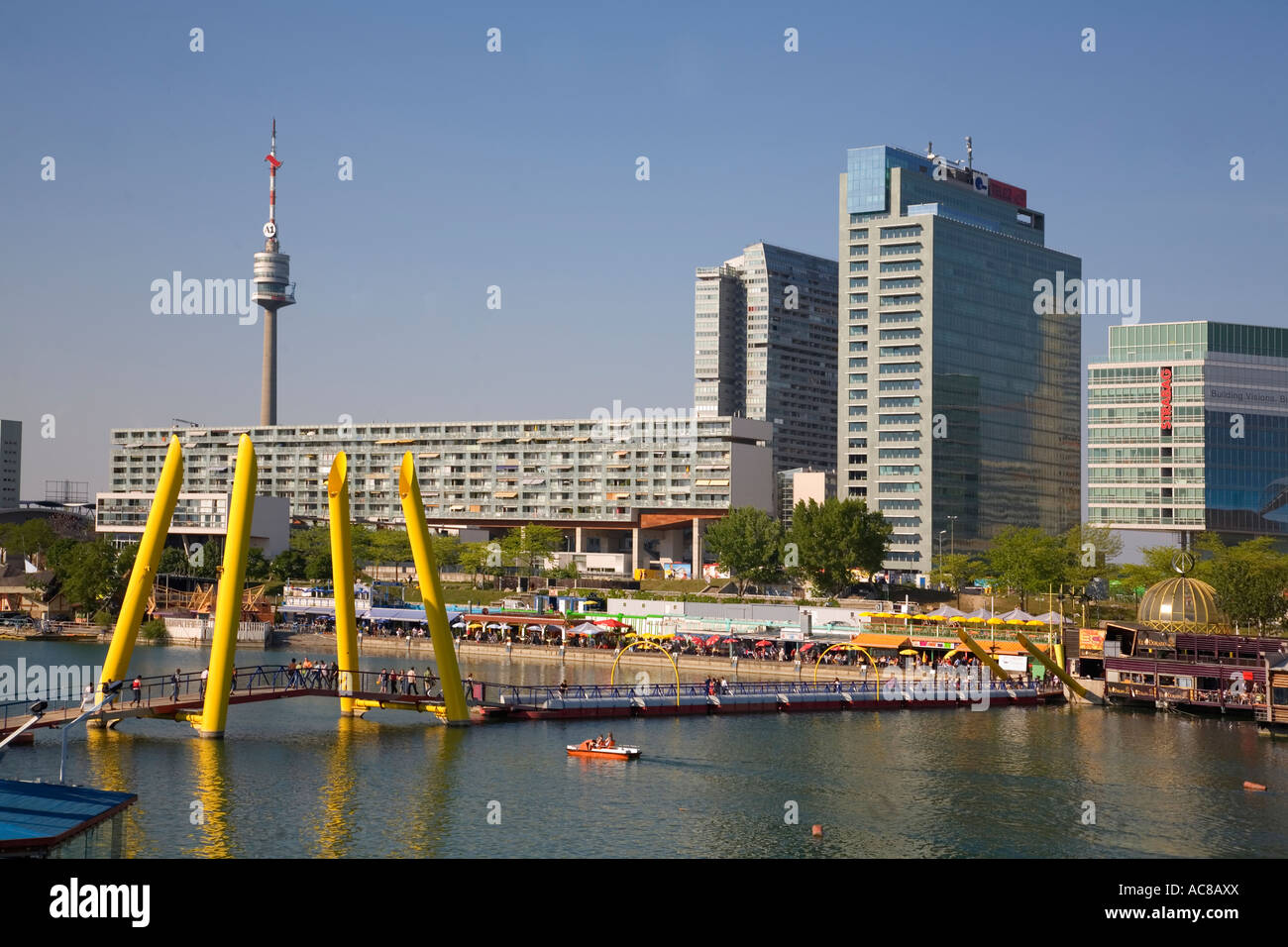 Wien Donau Insel Fußgängerbrücke Donauinsel Hintergrund UNO City Stockfoto