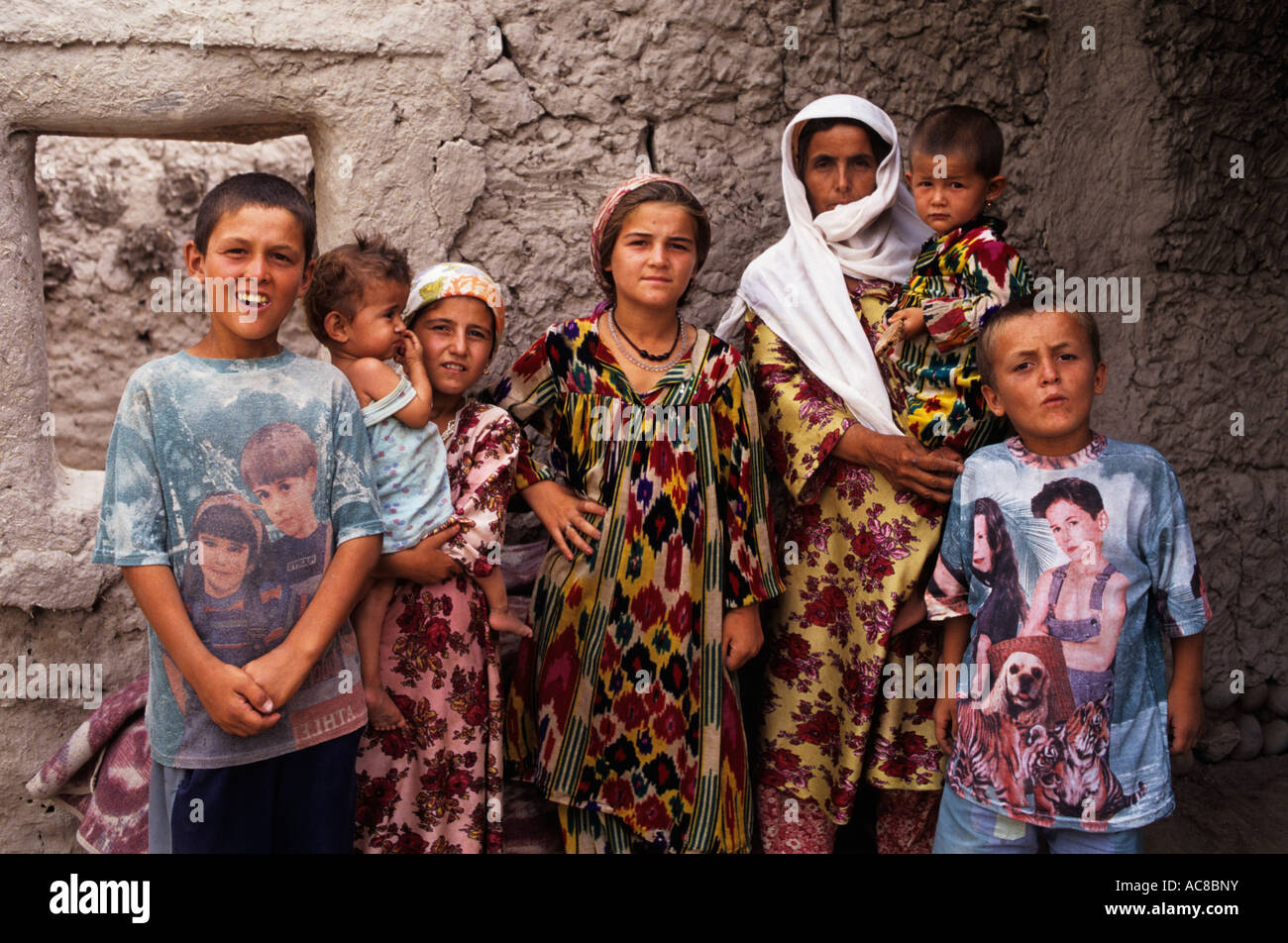 Asien-Tadschikistan-Mutter und Kinder Stockfoto