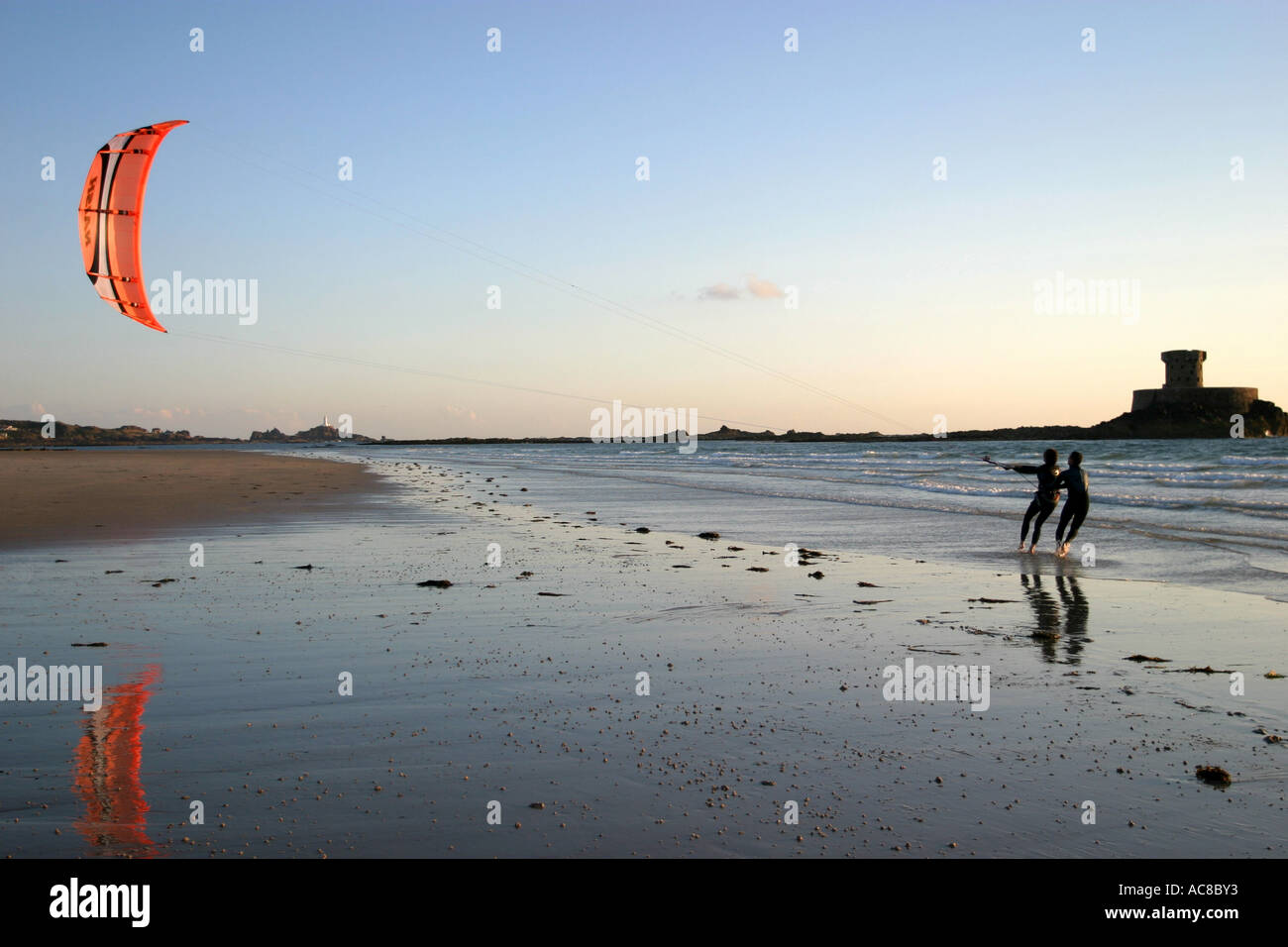 Jersey, Kanalinseln UK auf fünf Meile Strand von St-Ouen La Rocco Tower und Kite-Surfen gelehrt, wie man den Kite zu steuern Stockfoto