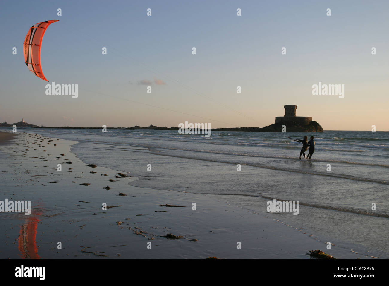 Jersey, Kanalinseln UK auf fünf Meile Strand von St-Ouen La Rocco Tower und Kite-Surfen gelehrt, wie man den Kite zu steuern Stockfoto