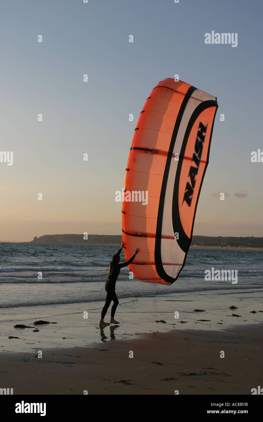 Jersey, Kanalinseln UK auf fünf Meile Strand von St-Ouen Kite Surfing gelehrt, wie man den Kite zu steuern Stockfoto