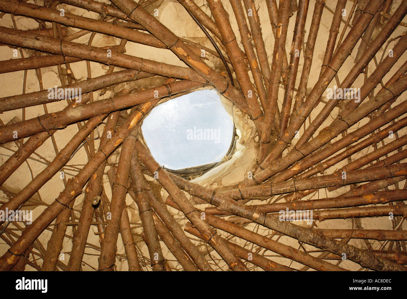 Innendach Detail der geringen Auswirkungen Roundhouse gebaut von Tony Wrench bei Brithdir Mawr Pembrokeshire West Wales UK Stockfoto