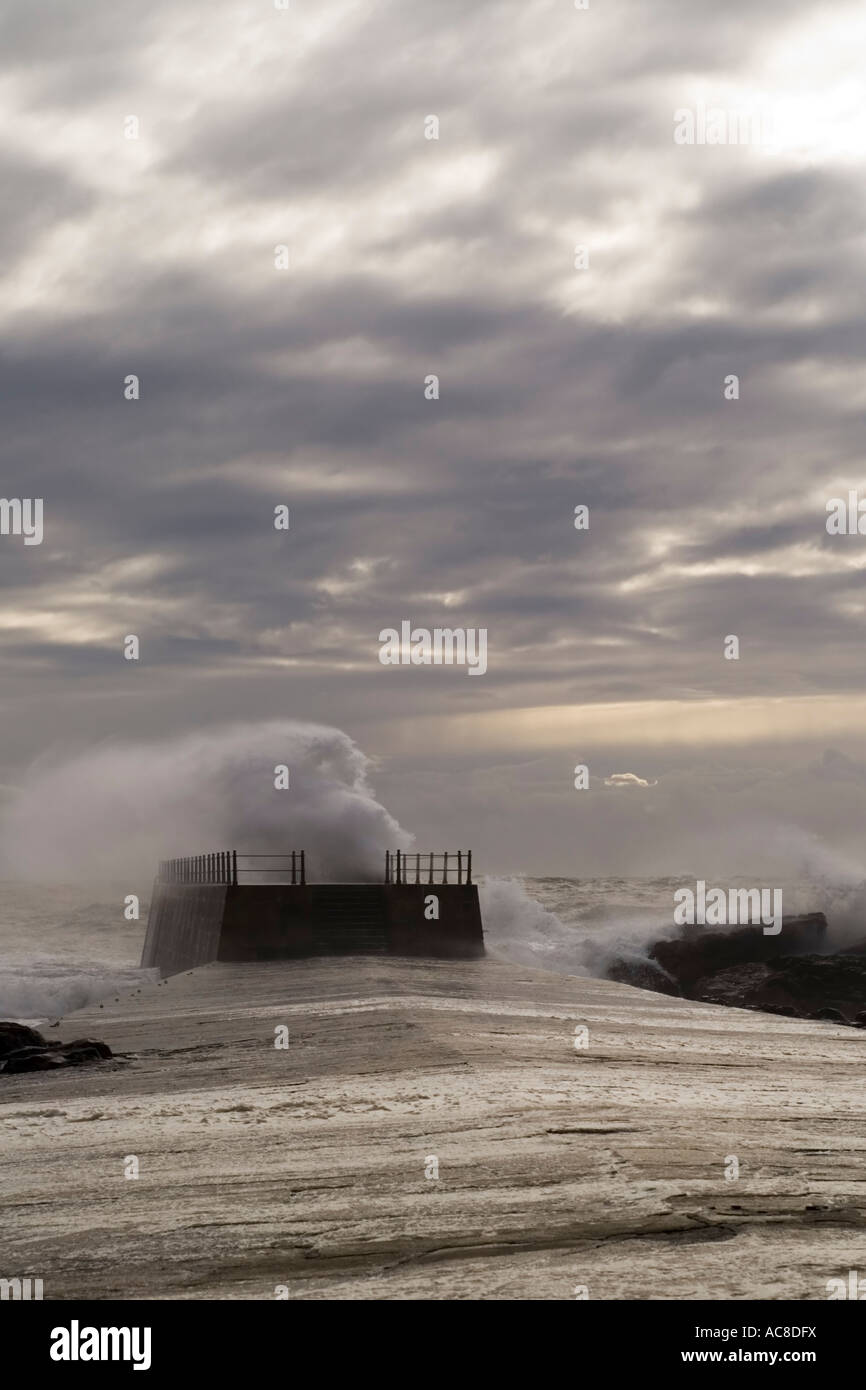 Starke Wellen und Wind schlagen die Küste bei Porto, Portugal Stockfoto