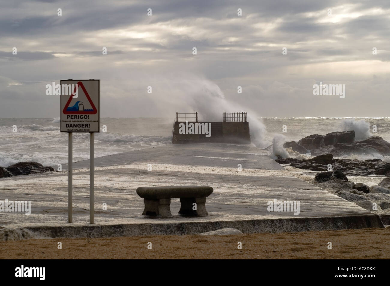Warnschild - starke Wellen und Wind Hit der Küste bei Porto, Portugal Stockfoto