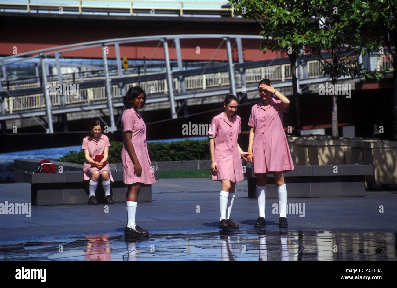 Schule Gorls spielen in der Nähe ein Bürgersteig Brunnen Southbank Melbourne Australien 1501 Stockfoto