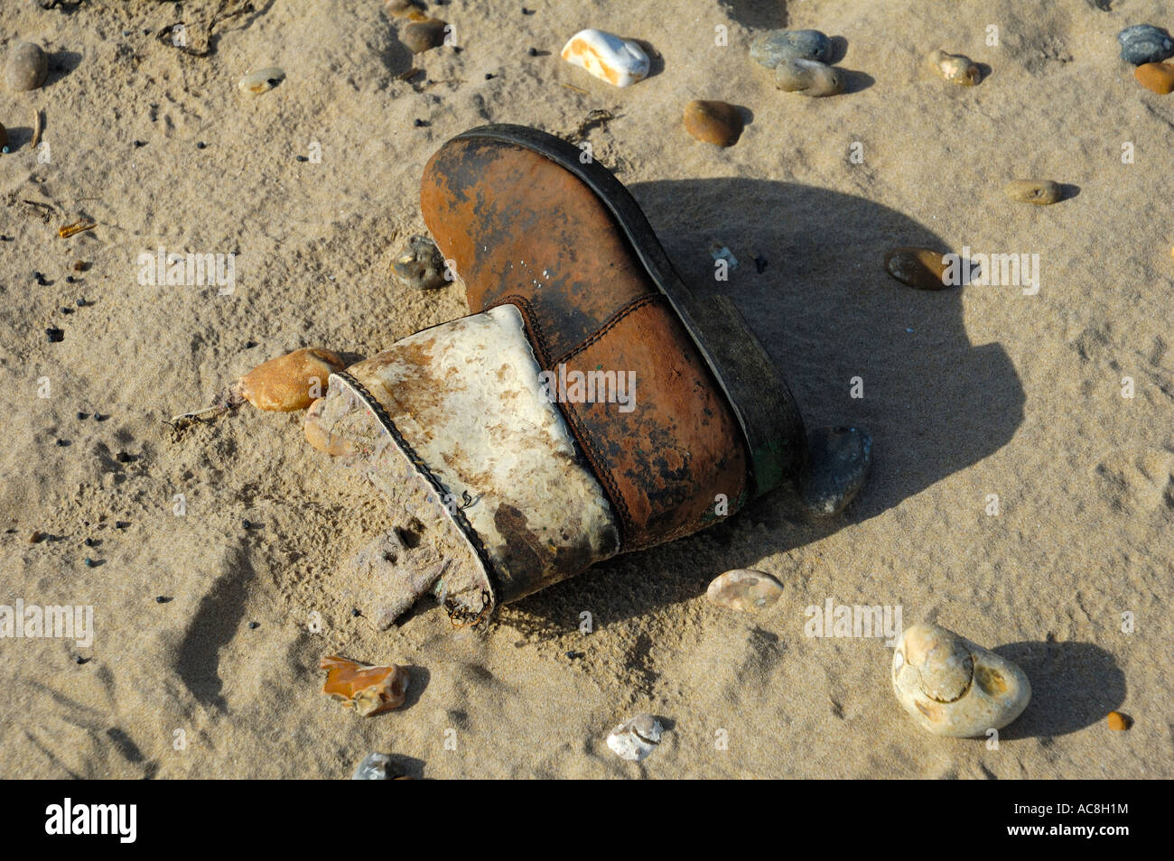 Eine ausrangierte Boot am Strand von Camber Sand Roggen East Sussex England Stockfoto
