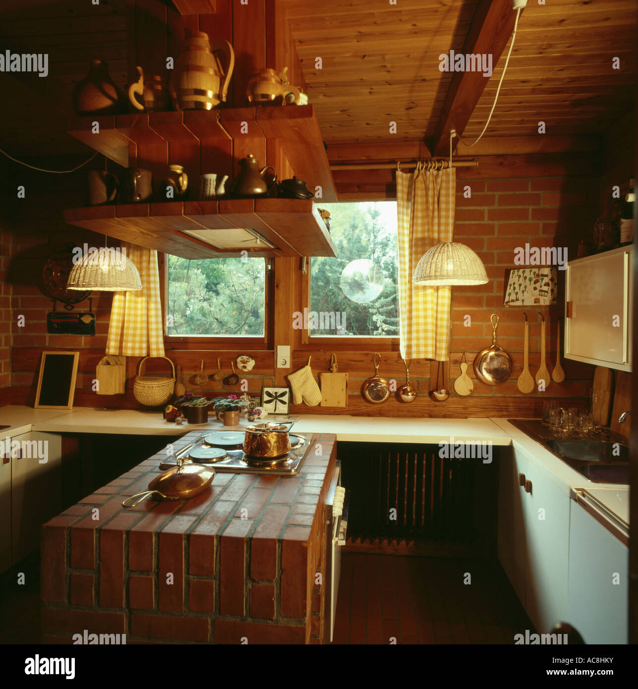70er Jahre Küche mit hölzernen Decke und Terrakotta ... 70er Jahre Küche mit hölzernen Decke und Terrakotta ...