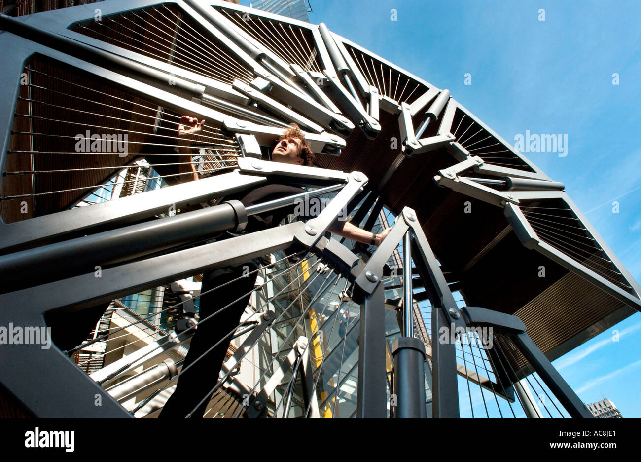 Porträt des Architekten Thomas Heatherwick in seinem Rolling Bridge in Paddington London Stockfoto