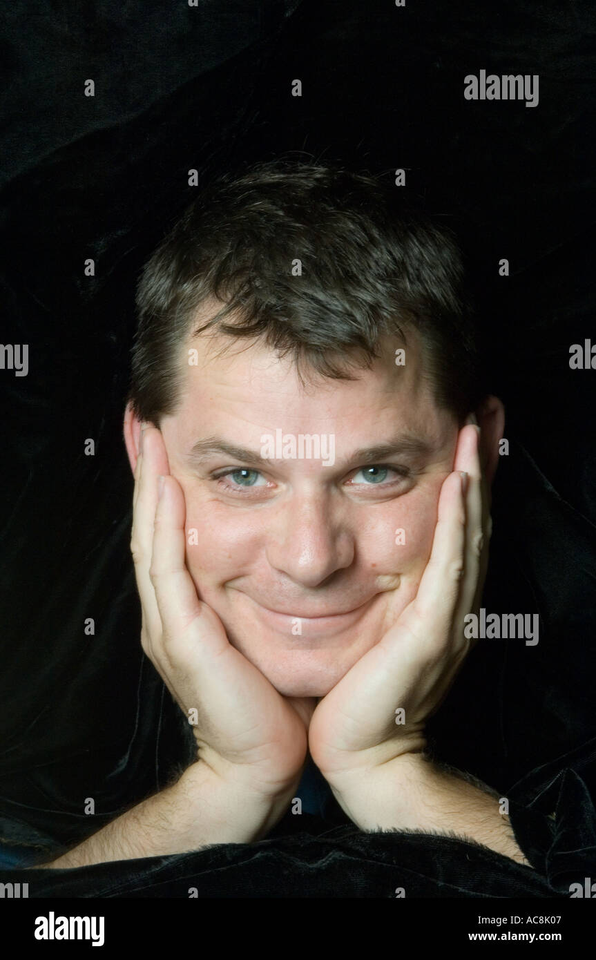 Mann halten Kopf in Händen Stockfoto