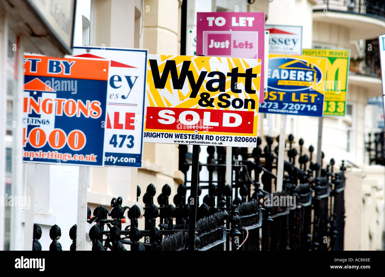 Warten auf einen Käufer Immobilienmakler bieten Bretter Unterkunft in Brighton Stockfoto