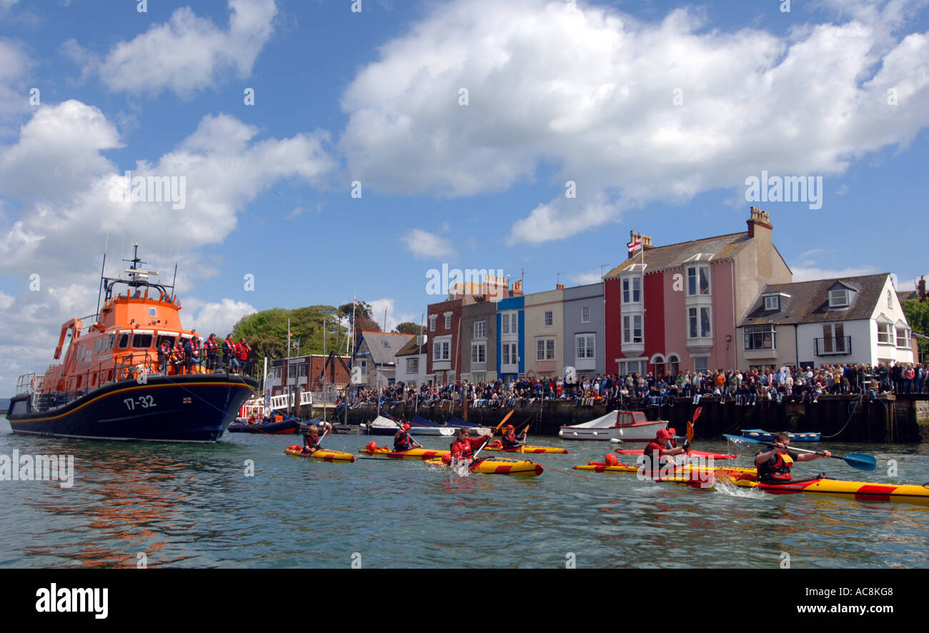Kanuten ziehen Weymouth Rettungsboot, Weymouth, Dorset England UK Stockfoto