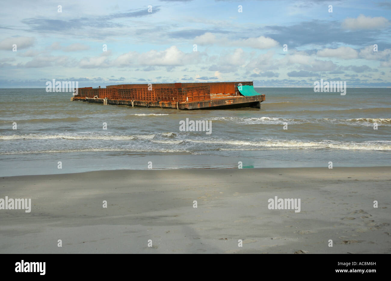 Ein Schiff gestrandet am Strand nach dem Auflaufen in Terengganu, Malaysia Stockfoto