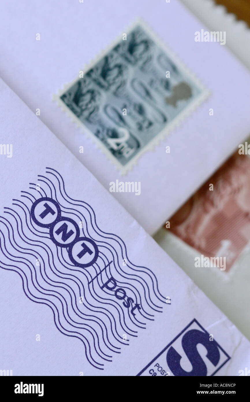 TNT Post Post mit Royal Mail Briefmarken hinter Stockfoto