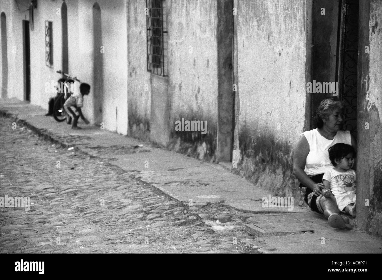 Open Doors Open arms ein genaues Bild der lateinamerikanischen Lebensstil Suchitoto El Salvador Stockfoto