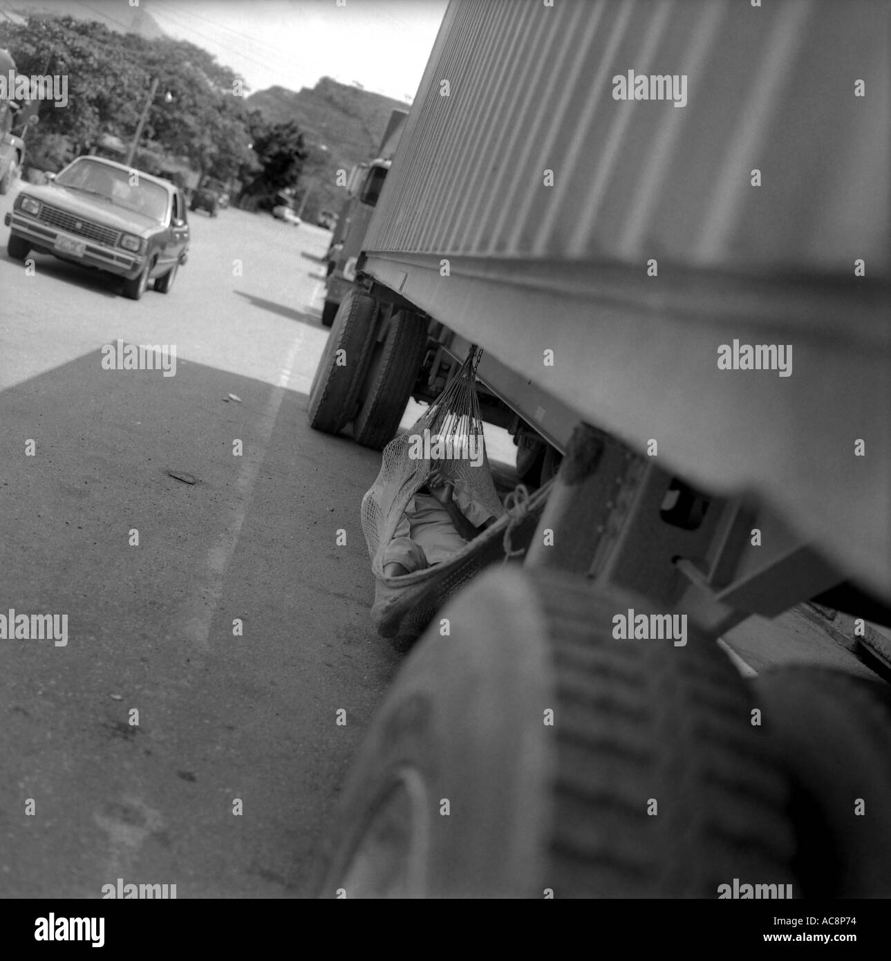 Pit-Stop zwischen den Ländern A Fahrer packt eine wohlverdiente Pause im Schatten seines Trucks La Frontera Honduras Stockfoto