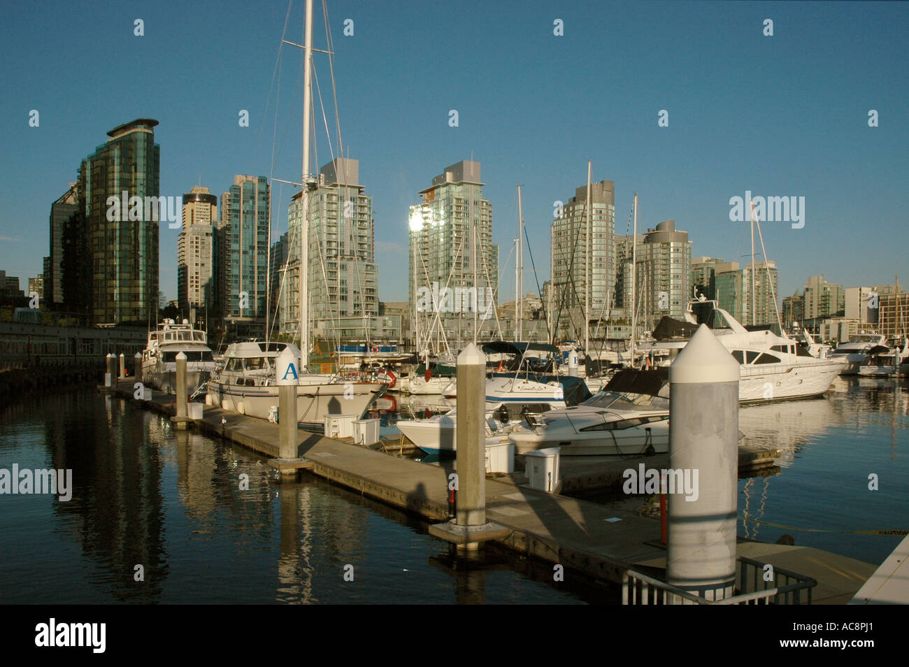 Eigentumswohnungen, beleuchtet durch das frühe Morgenlicht der Sonnenaufgang, Coal Harbour, Vancouver, Britisch-Kolumbien, Kanada. Stockfoto