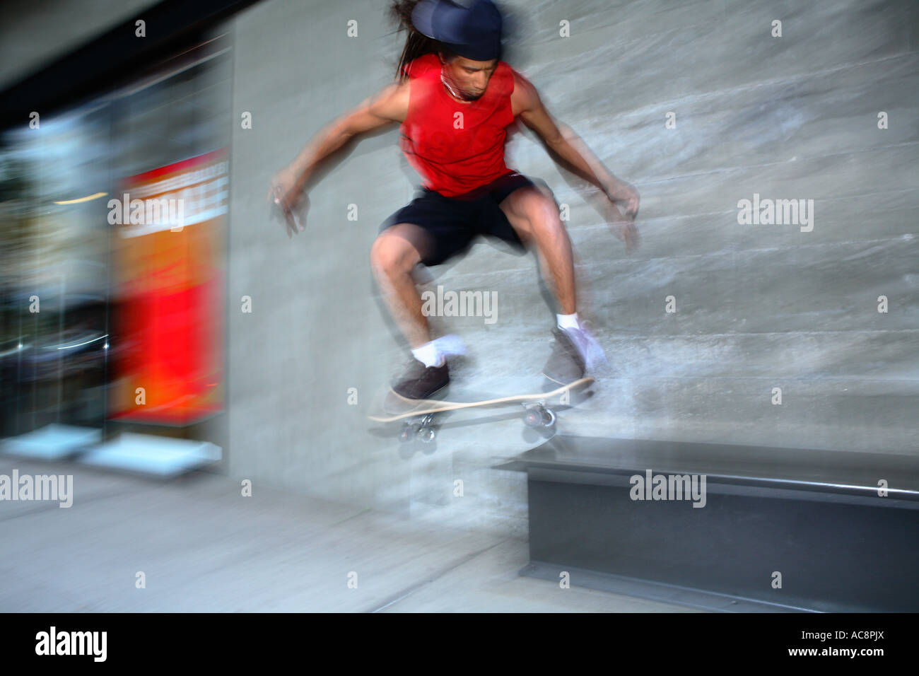Skateboarder hat einen Trick auf einer Bank Stockfoto