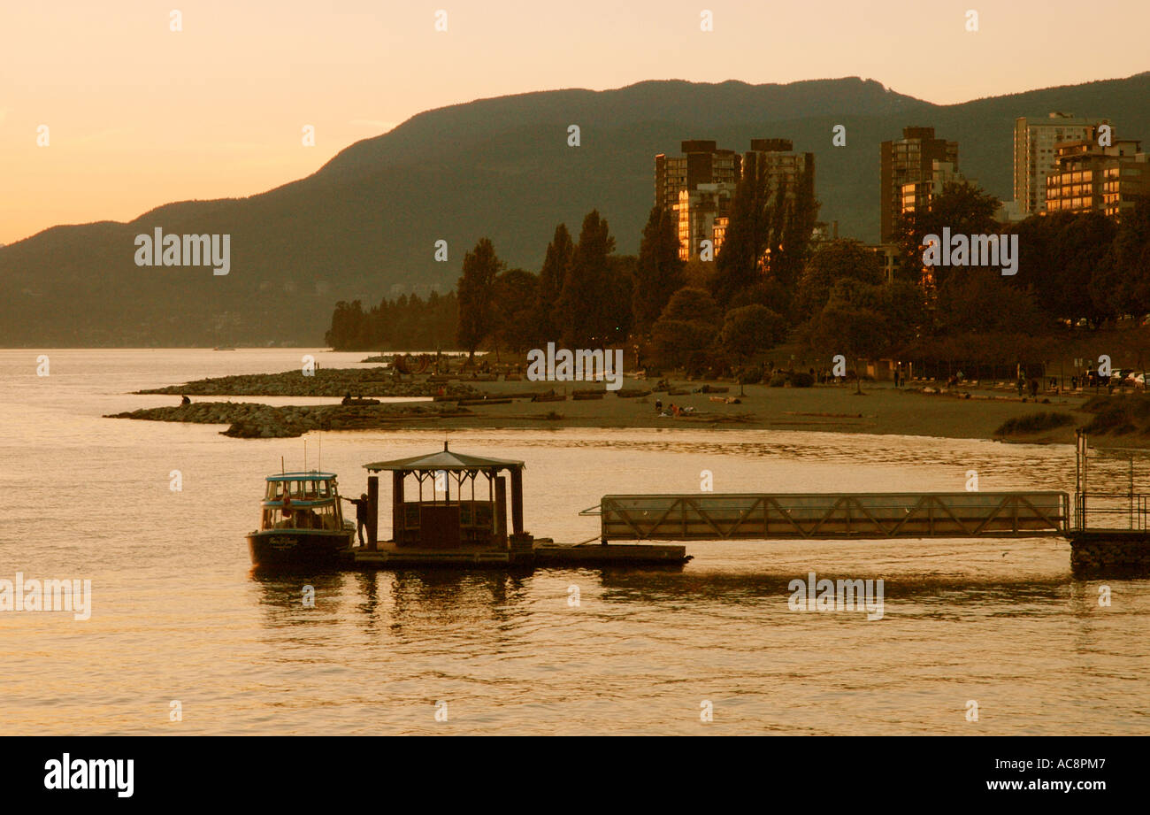 Wasser-Taxi auf False Creek bei Sonnenuntergang, Vancouver, Britisch-Kolumbien, Kanada Stockfoto