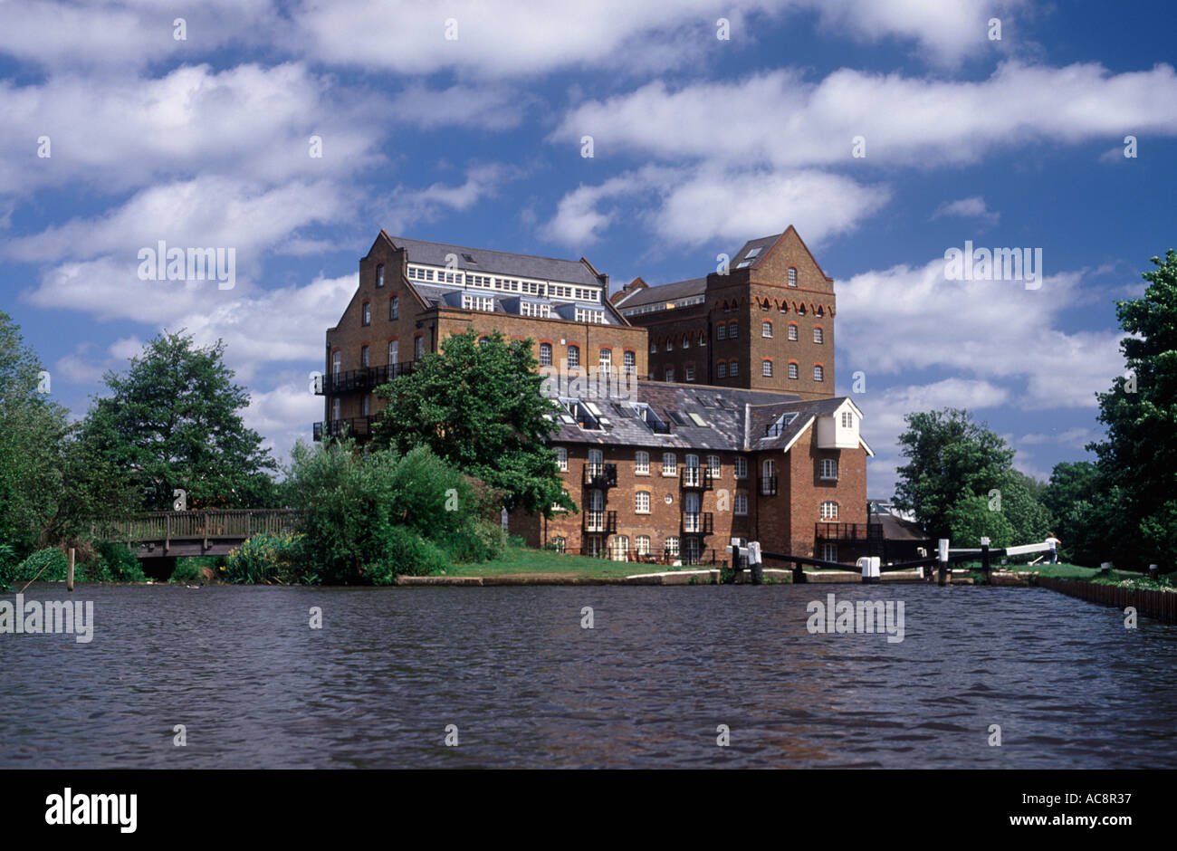 Steuermänner Mühle umgewandelt in Wohnungen mit Blick auf Steuermänner Sperre auf dem Fluss Wey Navigation, Addlestone, Surrey, England Stockfoto