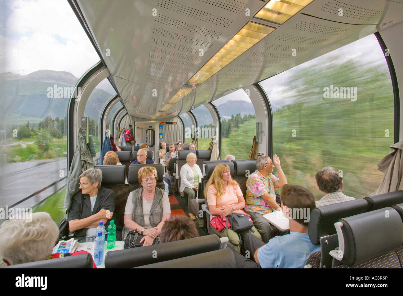 Passagiere auf der Bernina Express Zug in der Schweiz von Chur nach Tirano in Italien Stockfoto