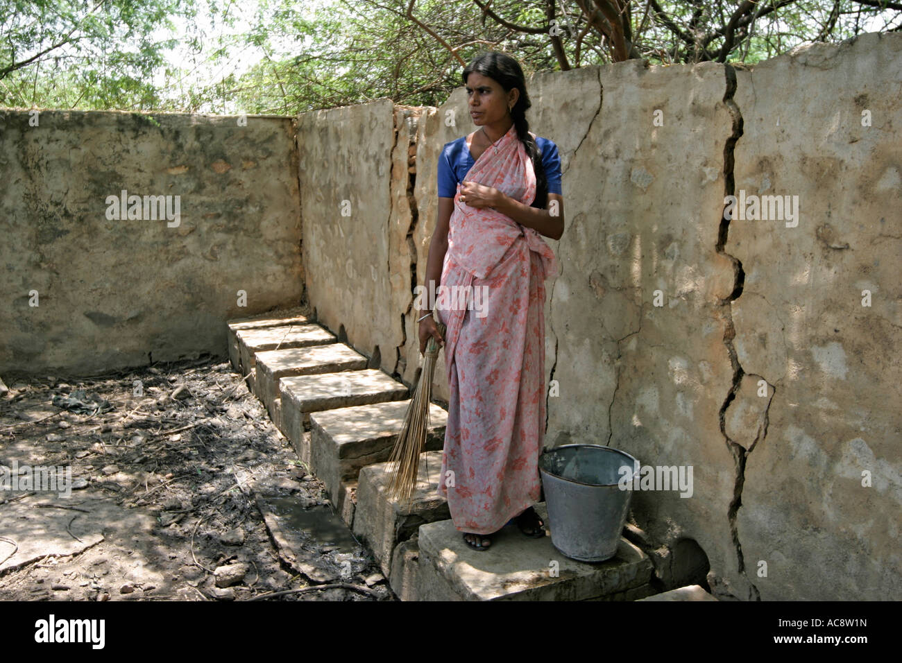 Ein Dalit Oder Unberuhrbar Frau Reinigung Der Offentliche Toiletten In Ihrer Stadt In Andhra Pradesh Indien Stockfotografie Alamy