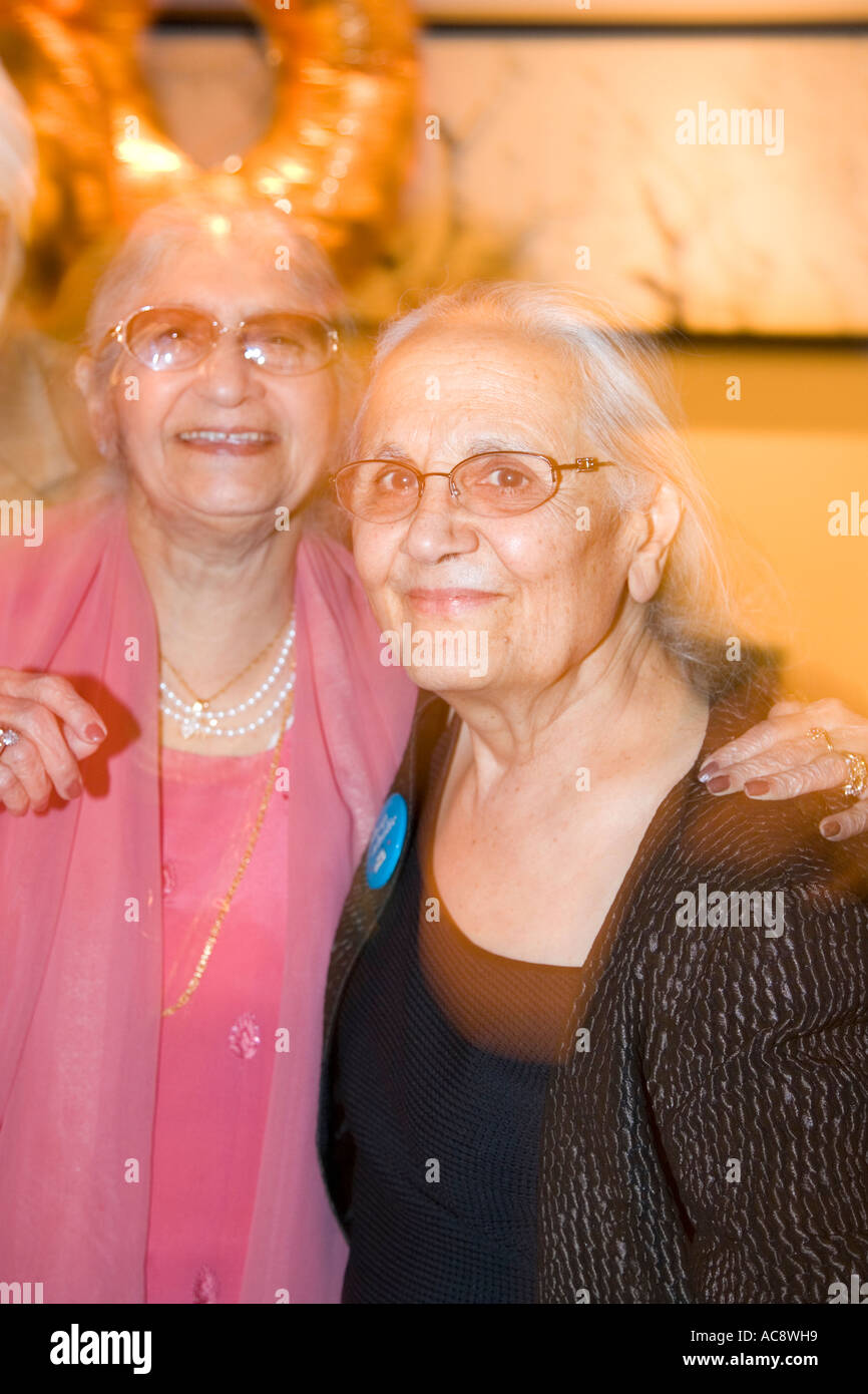 Zwei ältere Sikh-Frauen tanzen auf Party UK Stockfoto