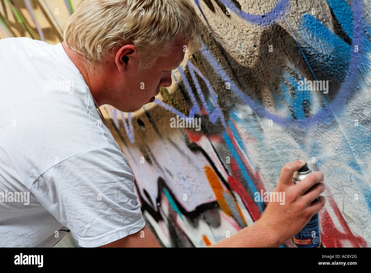 Mann-Malerei-Graffiti am Südufer Skateboarding Center London UK Europe Stockfoto