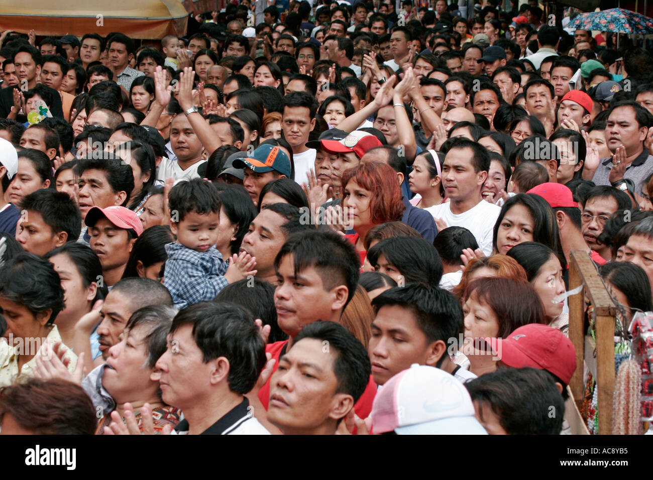 Menge am Gottesdienst, Quiapo, Manila, Philippinen Stockfoto