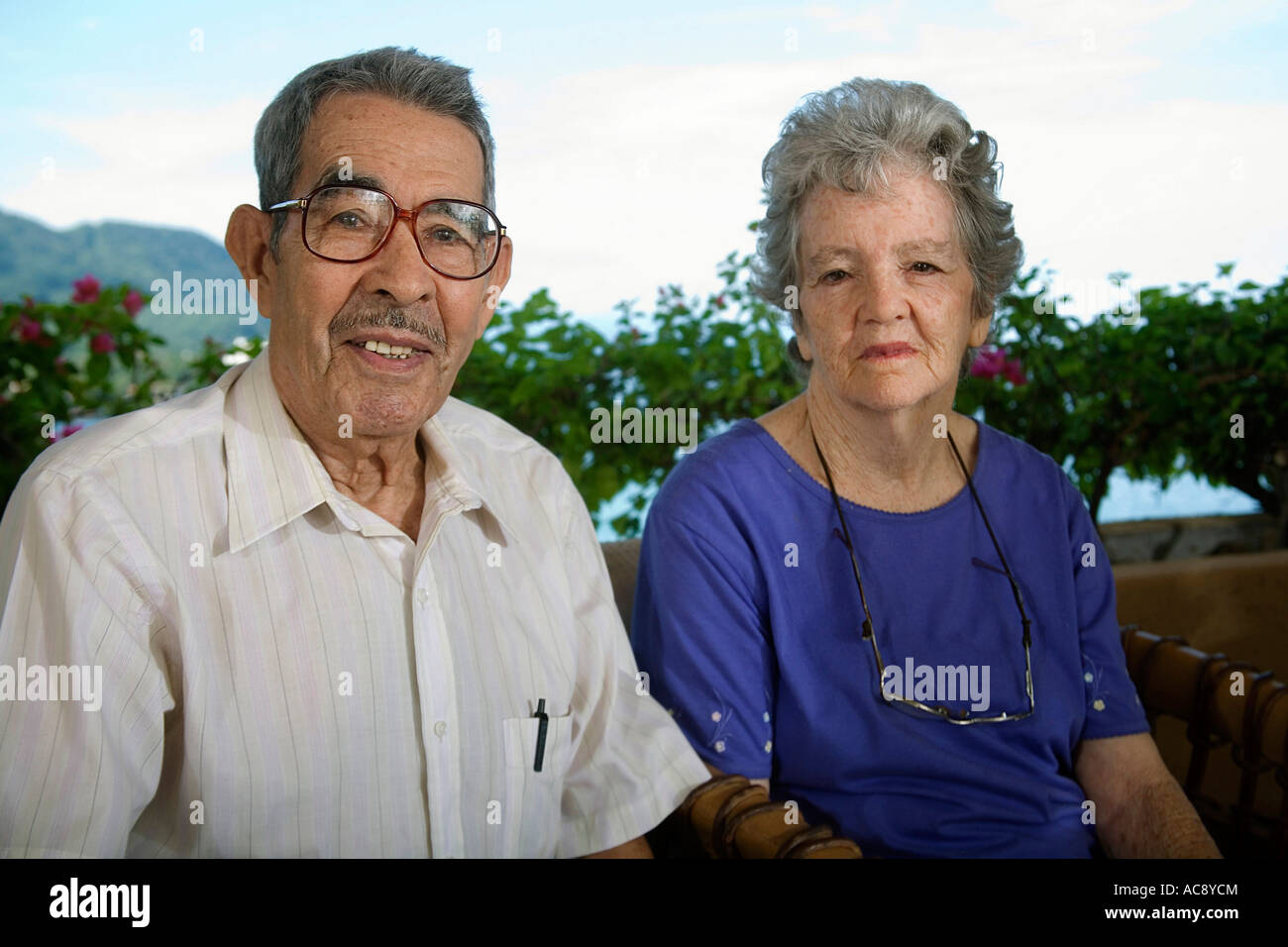 Porträt eines älteren Mannes mit einer älteren Frau lächelnd Stockfoto