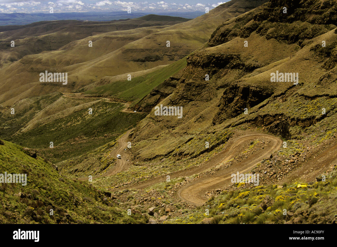 Malerische Aussicht auf einem gewundenen Feldweg oder Mountain pass Überschrift in den Maluti Mountains in Lesotho Stockfoto