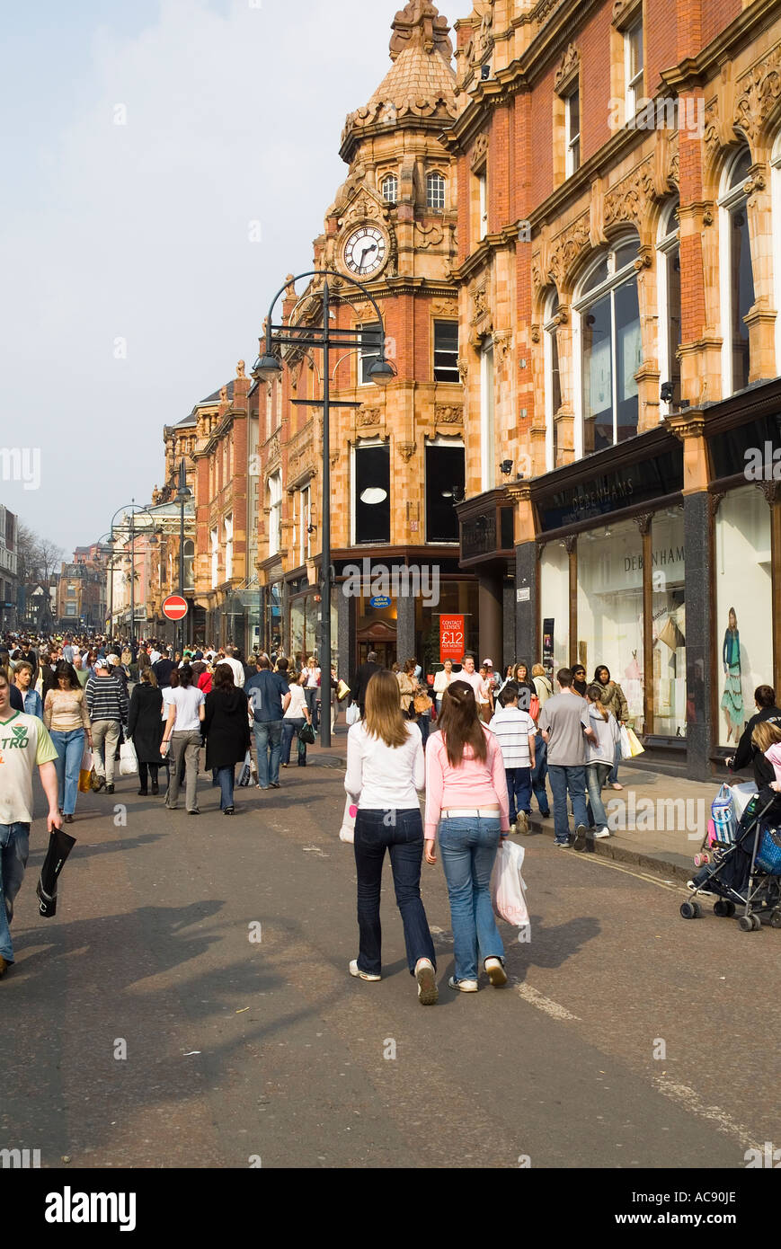 dh City Centre Vicar Lane LEEDS WEST YORKSHIRE Massen von Shopper Instreet Szene Shop Straße Stockfoto