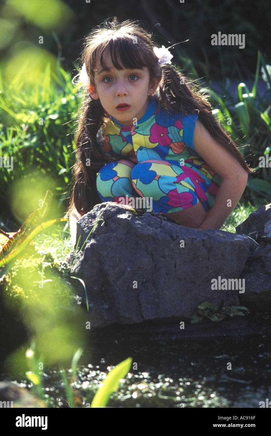 4 Jahre altes Mädchen Teich im Garten, Cardiff, Südwales, UK Stockfoto