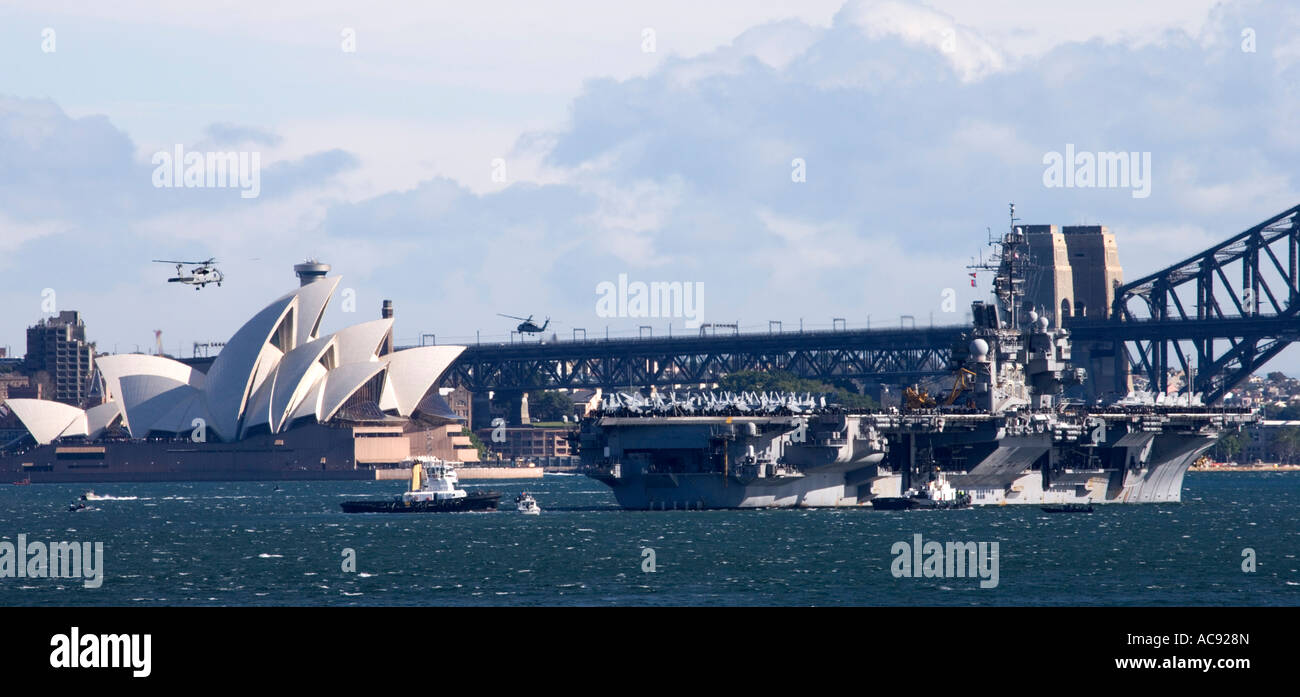 Das Opera House und Harbour Bridge mit der amerikanische Flugzeugträger USS Kitty Hawk Besuch in Sydney am 5. Juli 2007 Stockfoto