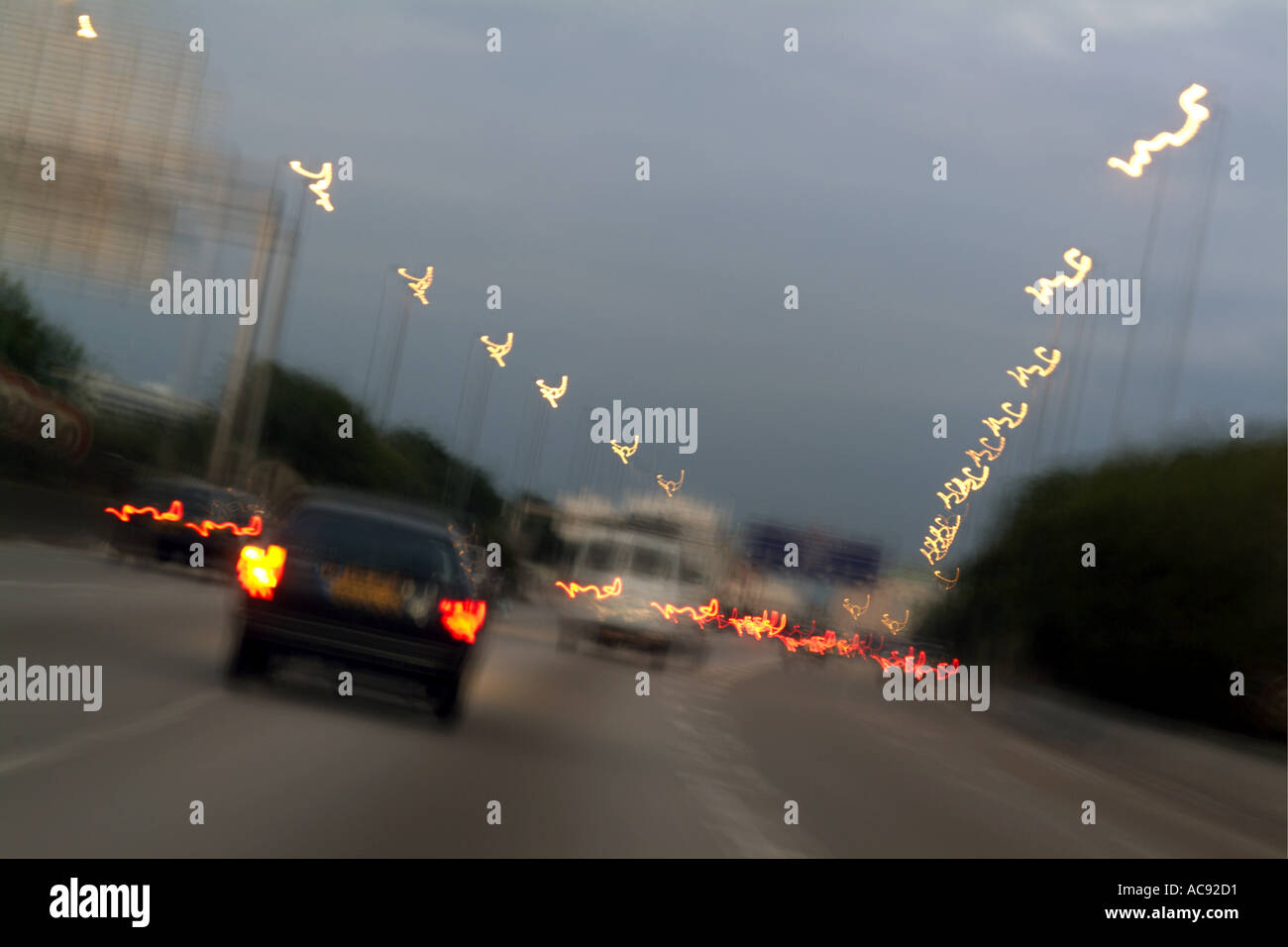 Autos auf der Straße / Autobahn bei Nacht - Bewegungsunschärfe Stockfoto