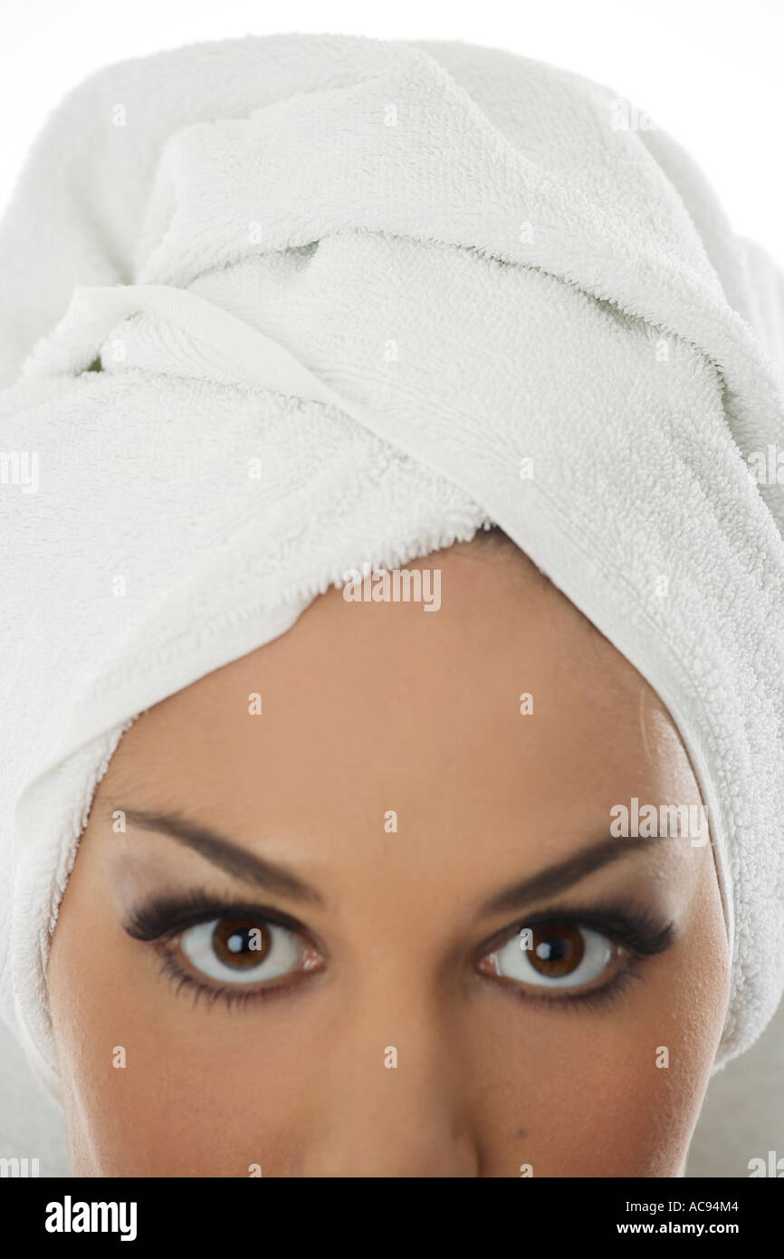 Frau mit Handtuch-turban Stockfoto
