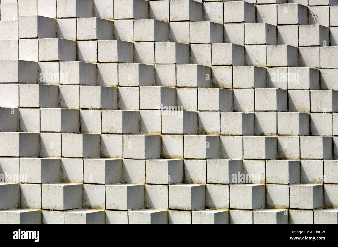 Vier doppelseitige Pyramide von Sol LeWitt National Skulptur Garten Washington DC USA Stockfoto