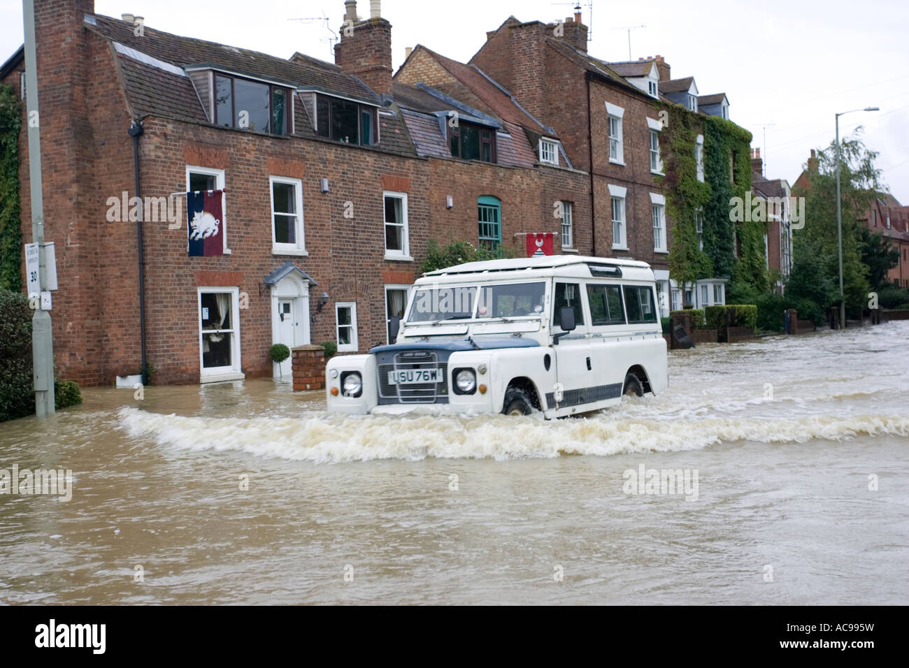 Landrover überflutete Straße in der Nähe von Tewkesbury Abbey Gloucestershire UK Stockfoto