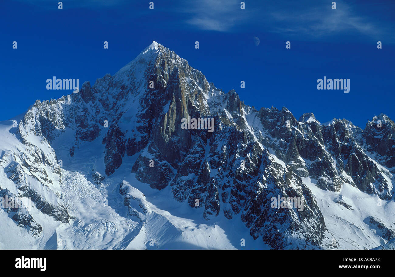 Mond über der Aiguille Verte nr Mont Blanc Savoie Frankreich Stockfoto