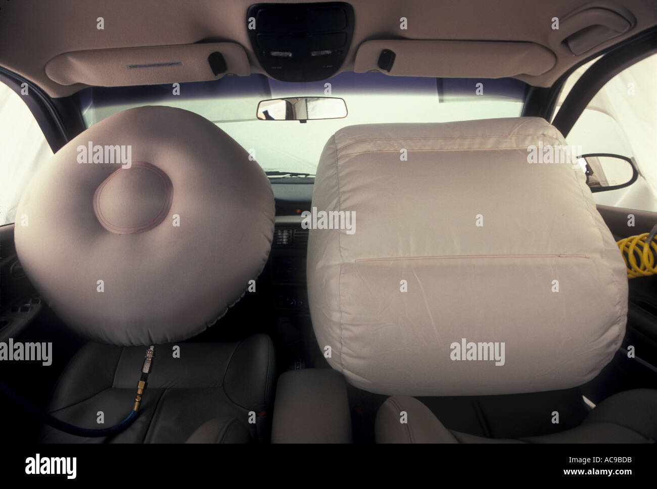 Aufgeblasenen rechten und linken Vordersitz Airbags in einem Minivan van Fahrzeug Stockfoto