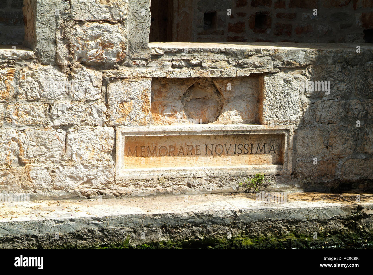 Lateinische Inschrift im Garten des 16. Jahrhunderts Tvrdalj Schloss in Stari Grad auf Hvar, Kroatien Stockfoto