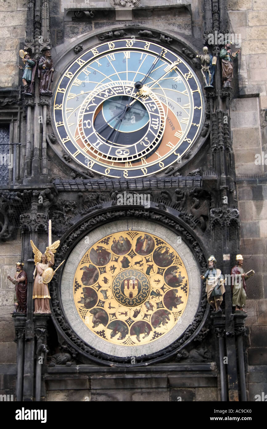 Nahaufnahme der astronomischen Uhr auf dem Alten Rathaus in Prag, Tschechische Republik, mit kompliziertem Design und historischer Bedeutung. Stockfoto