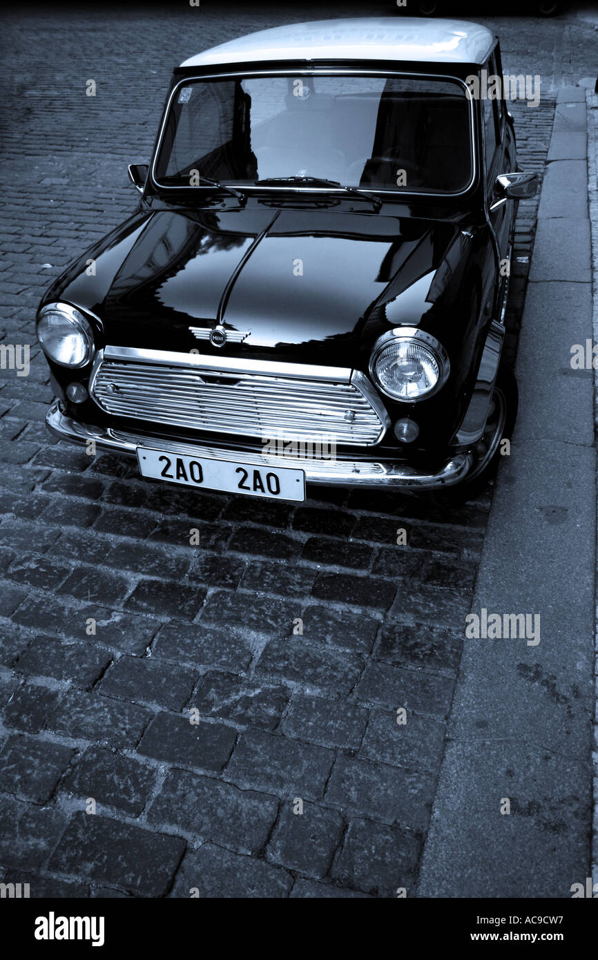 Mini geparkt draußen schwarz-weiß Foto. Stockfoto