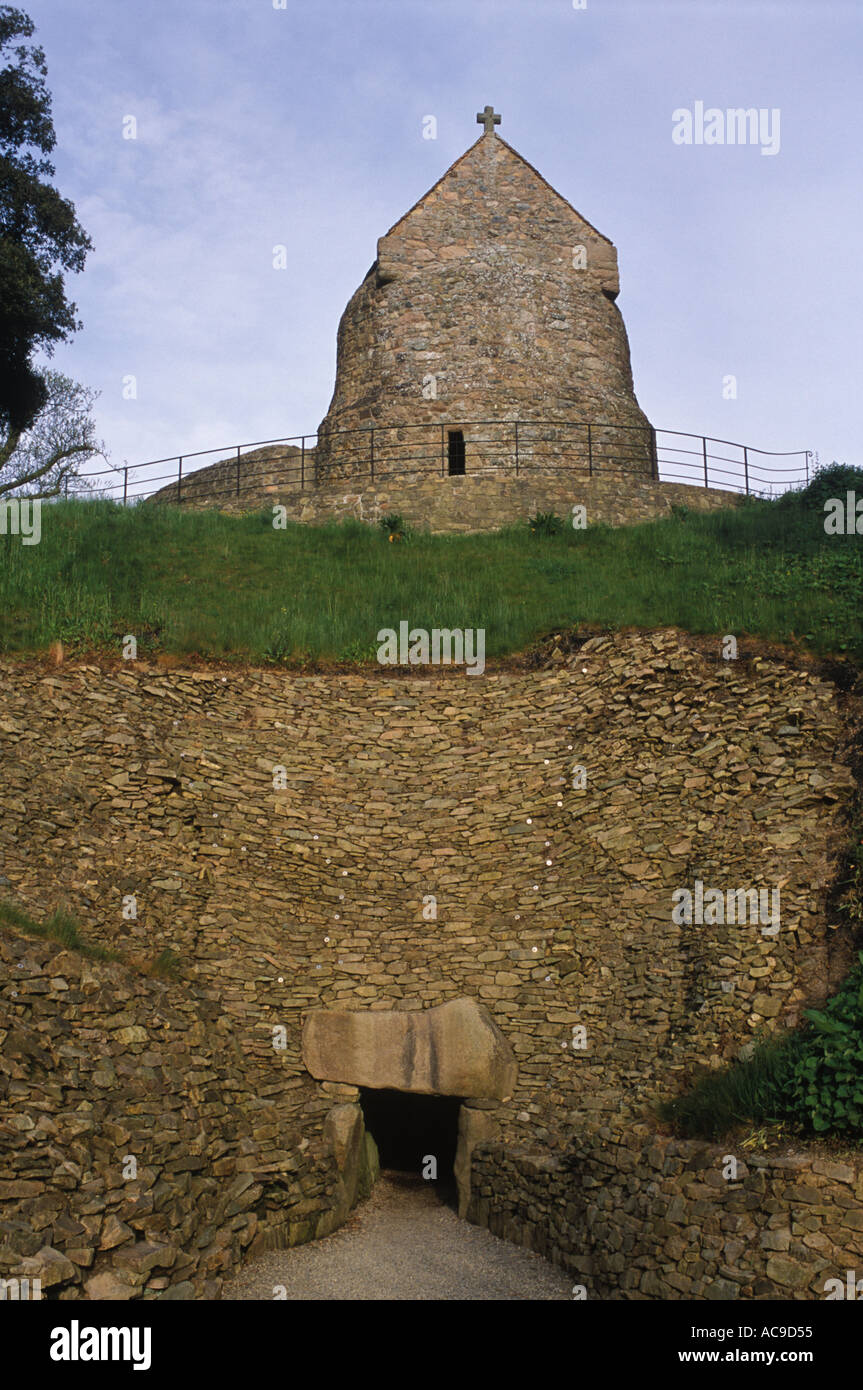 La Hougue Bie Neolithisches Grab Jersey die Kanalinseln Großbritannien. Christliche Kapelle Kirche über Notre Dame de la Clarté 2000s HOMER SYKES gebaut Stockfoto