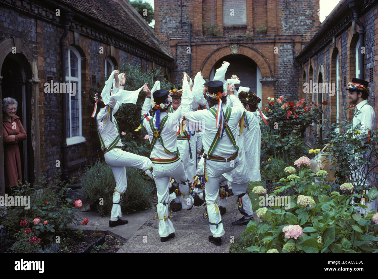 Das Morris Dance Team, das als Mock Mayor of Ock Street fungiert, spielt ihren traditionellen Tanz für die Bewohner des lokalen Almosenhauses. Abingdon Oxfordshire. 1970s UK 1978 Stockfoto